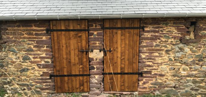 La fabrication et la pose de porte en bois 